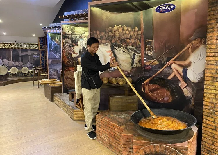 Liburan di Museum Jenang Kudus Bisa Belajar Sejarah Sambil Berburu Oleh-Oleh 25 Pengunjung sedang berfoto di salah satu spot di Museum Jenang dan Gusjigang, Kabupaten Kudus. (Nisa Hafizhotus S./Lingkarjateng.id)