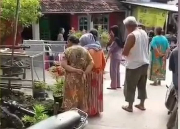 Viral! Penemuan Uang Hanyut di Selokan Gegerkan Warga Sukolilo Pati 25 Tangkapan layar video viral yang merekam warga Desa Prawoto, Kecamatan Sukolilo, Kabupaten Pati, mencari uang di selokan desa setempat. (Dok. Lingkarjateng.id)