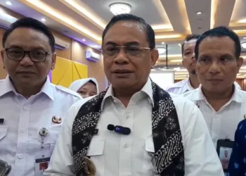 Bupati Pati, Sudewo, memberi keterangan kepada awak media saat menghadiri workshop penulisan buku cerita anak yang diselenggarakan HIMPAUDI Pati di Hotel New Merdeka, Pati, pada Rabu, 9 Juli 2025. (Mutia Parasti/Lingkarjateng.id)