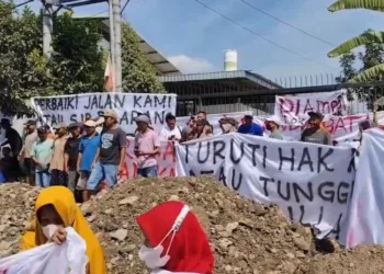 Ratusan warga Desa Tanjungrejo, Kecamatan Margoyoso, Kabupaten Pati, memblokade pintu masuk Pabrik Surya Jaya Beton (SJB) pada Rabu, 23 Juli 2025. (Mutia Parasti/Lingkarjateng.id)