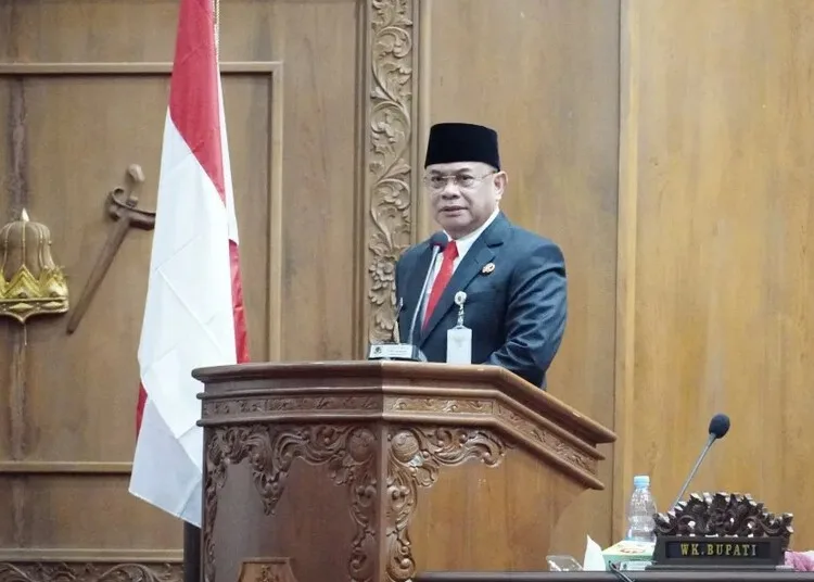 Ulin Nuha Resmi Jadi PAW Anggota DPRD Pati, Ini Harapan Bupati Sudewo 25 Bupati Pati, Sudewo, saat menghadiri Rapat Paripurna Pengucapan Sumpah Janji Pengganti Antar Waktu (PAW) Anggota DPRD Kabupaten Pati di Gedung DPRD Pati, Selasa, 15 Juli 2025. (Dok. Pemkab Pati/Lingkarjateng.id)