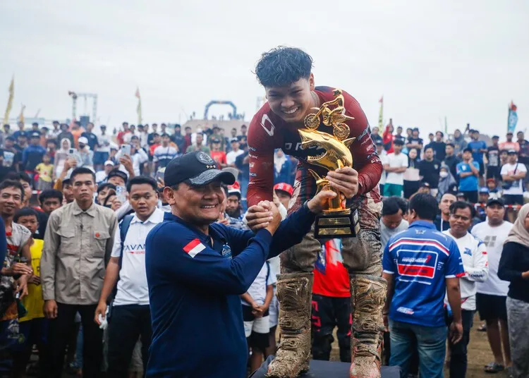Gubernur Jateng Apresiasi KSAL Cup Hiu Selatan Adventure Trail International di Kendal 25 Gubernur Jawa Tengah, Ahmad Luthfi, menyerahkan trofi kepada juara KSAL Cup Hiu Selatan Adventure Trail International Hard Enduro ke-7 di Sirkuit Kuari Sumberejo, Kaliwungu, Kendal, Minggu, 6 Juli 2025. (Dok. Pemprov Jateng/Lingkarjateng.id)