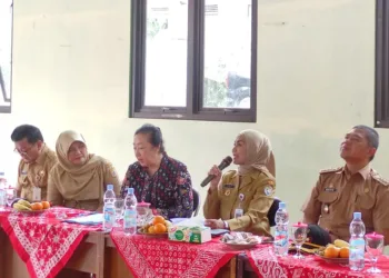 DPRD Jateng dan Pemkab Kendal Bersinergi Tekan Angka Kemiskinan Daerah 27 Bupati Kendal, Dyah Kartika Permanasari, memberi sambutan saat mendampingi kunjungan kerja Ketua Komisi E DPRD Jateng beserta jajaran Pemprov Jateng di Balai Desa Ngesrepbalong, Kecamatan Limbangan, Kabupaten Kendal, pada Senin, 7 Juli 2025. (Dok. Pemkab Kendal/Lingkarjateng.id)