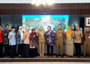 Komisi E DPRD Jateng berfoto bersama Bupati Pekalongan, Fadia Arafiq, dan jajarannya di Aula Setda Kabupaten Pekalongan, Selasa, 8 Juli 2025. (Fahri Akbar/Lingkarjateng.id)