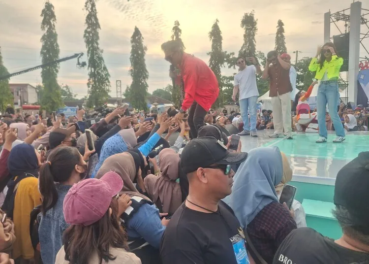 Artis dan Musisi Ibu Kota Meriahkan Rangkaian Hari Jadi ke-420 Kendal 25 Penampilan grup band Five Minutes di Stadion Utama Kabupaten Kendal pada Minggu, 13 Juli 2025. (Unggul Priambodo/Lingkarjateng.id)