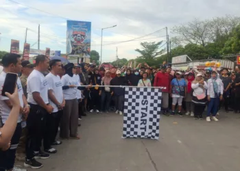 Dilepas Bupati Tika, Ribuan Warga Ramaikan Jalan Sehat Hari Jadi ke-420 Kendal 26 Bupati Kendal, Dyah Kartika Permanasari, saat melepas peserta jalan sehat di Stadion Utama Kendal pada Minggu, 13 Juli 2025. (Unggul Priambodo/Lingkarjateng.id)