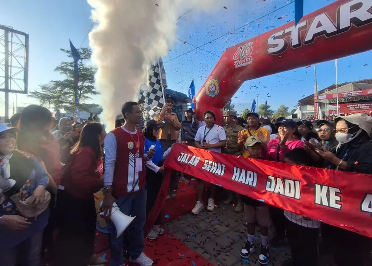 Peserta Membeludak, Ribuan Warga SIBOLI Ikuti Jalan Santai Hari Jadi ke-420 Kendal 25 Bupati Kendal, Dyah Kartika Permanasari, melepas ribuan peserta jalan santai di RTH Kecamatan Boja pada Minggu, 20 Juli 2025. (Unggul Priambodo/Lingkarjateng.id)