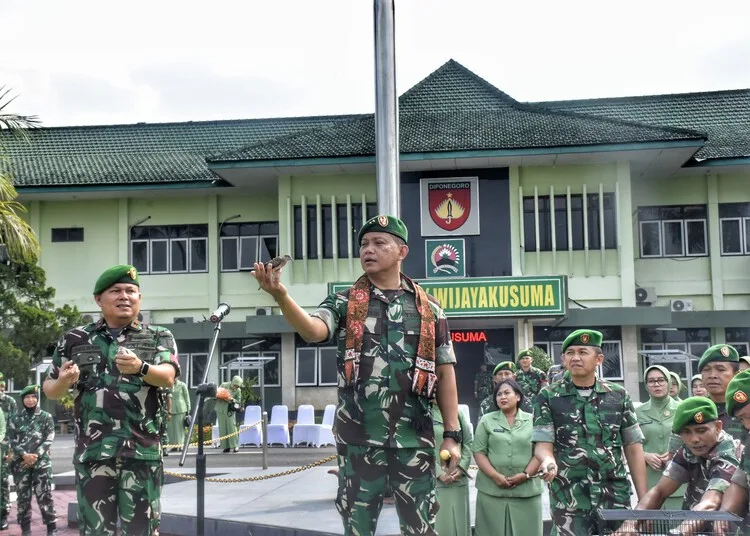 Kunker ke Makorem 071/Wijayakusuma, Pangdam IV/Diponegoro Lepas Puluhan Perkutut 25 Pangdam IV/Diponegoro, Mayjen TNI Achiruddin, melepas burung perkutut saat kunjungan kerja ke Makorem 071/Wijayakusuma Sokaraja, Banyumas, pada Rabu, 23 Juli 2025. (Dok. Pendam IV/Diponegoro/Lingkarjateng.id)