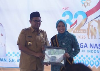 Batang Resmikan Program Genting untuk Intervensi Stunting 30 Bupati Batang, M. Faiz Kurniawan, berfoto bersama sang istri yang merupakan Ketua TP PKK Batang, Faelasufa Faiz, dalam peluncuran program Genting di Batang Teras Pandawa pada Senin, 28 Juli 2025. (Dok. Pemkab Batang/Lingkarjateng.id)