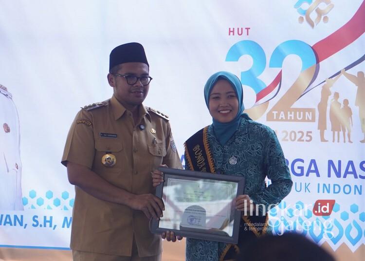 Batang Resmikan Program Genting untuk Intervensi Stunting 25 Bupati Batang, M. Faiz Kurniawan, berfoto bersama sang istri yang merupakan Ketua TP PKK Batang, Faelasufa Faiz, dalam peluncuran program Genting di Batang Teras Pandawa pada Senin, 28 Juli 2025. (Dok. Pemkab Batang/Lingkarjateng.id)