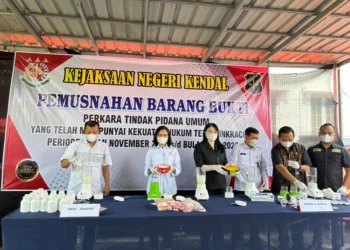 Prosesi pemusnahan barang bukti perkara tindak pidana umum di Halaman Kantor Kejari Kendal pada Selasa, 29 Juli 2025. (Dok. Kejari Kendal/Lingkarjateng.id)