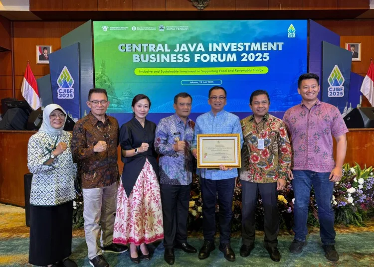 KEK Kendal dan Kabupaten Kendal Raih Penghargaan Investasi Tertinggi di Jateng 25 Gubernur Jawa Tengah, Ahmad Luthfi, memberikan penghargaan ke KEK Kendal sebagai kawasan dengan realisasi investasi tertinggi di Jateng dalam Central Java Investment Business Forum (CJIBF) 2025 di Hotel Bidakara, Jakarta, pada Selasa, 29 Juli 2025. (Dok. Pemkab Kendal/Lingkarjateng.id)