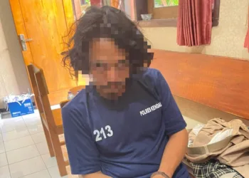 HM, terduga pelaku penusukan di depan SDN 1 Penaruban, Kecamatan Weleri, diamankan di Mapolres Kendal pada Rabu, 30 Juli 2025. (Dok. Polres Kendal/Lingkarjateng.id)
