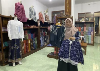 Owner Alfa Shoofa Batik Kudus, Ummu Asiyati, saat menunjukkan produk batik siap pakai miliknya, Jumat, 25 Juli 2025.L (Nisa Hafizhotus S./Lingkarjateng.id)