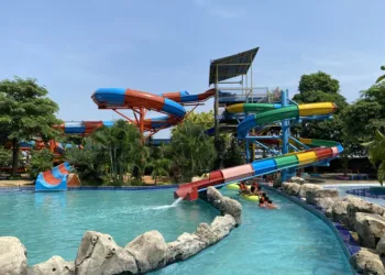 Pengunjung saat sedang menikmati wahana kolam arus di Kretek Waterpark, Kabupaten Kudus. (Nisa Hafizhotus S./Lingkarjateng.id)Pengunjung saat sedang menikmati wahana kolam arus di Kretek Waterpark, Kabupaten Kudus. (Nisa Hafizhotus S./Lingkarjateng.id)