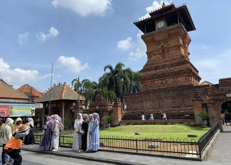 Wisata Religi Makam Sunan Kudus Tawarkan Jejak Toleransi Ajaran Islam 25 Wisatawan saat sedang berfoto di Kawasan Wisata dan Makam Sunan Kudus. (Nisa Hafizhotus S./Lingkarjateng.id)