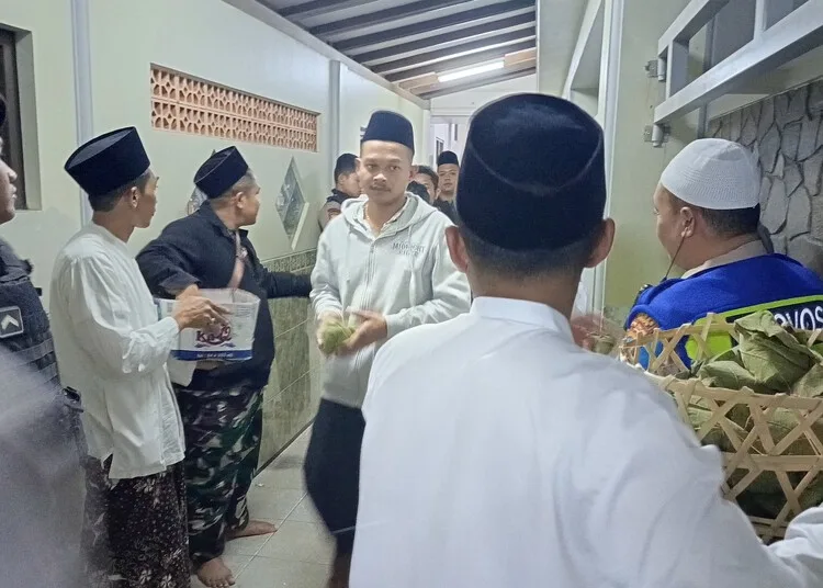 Tradisi Buka Luwur Sunan Muria di Kudus Bagikan 13.000 Paket Nasi Berkah 25 Pembagian nasi berkah dalam tradisi Buka Luwur Sunan Muria di Kompleks Makam Sunan Muria, Kabupaten Kudus. (Nisa Hafizhotus S./Lingkarjateng.id)