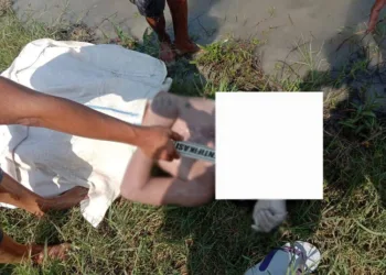 Proses evakuasi sosok mayat laki-laki yang ditemukan di area persawahan Desa Krajanbogo, Kecamatan Bonang, Kabupaten Demak, pada Jum’at, 11 Juli 2025. (M. Burhanuddin Aslam/Lingkarjateng.id)