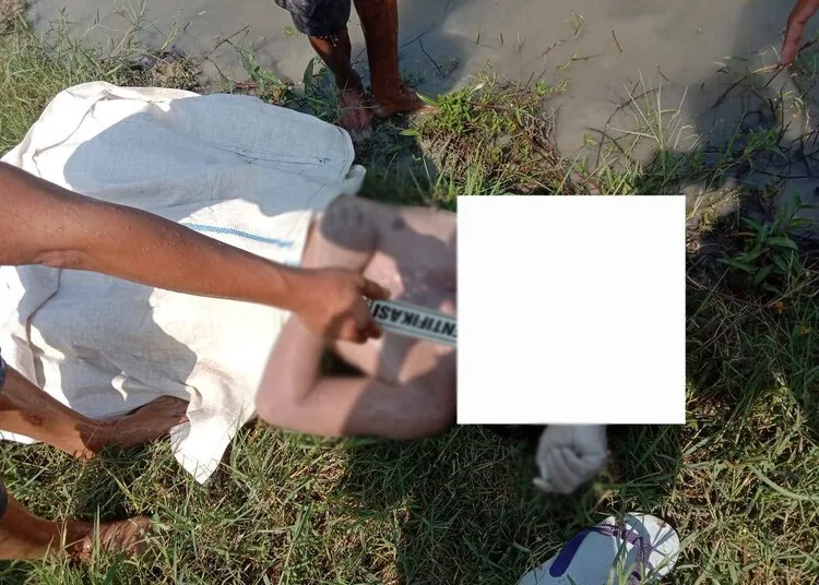 Geger! Warga Bonang Demak Temukan Mayat Tanpa Identitas di Sawah, Wajah Penuh Luka 25 Proses evakuasi sosok mayat laki-laki yang ditemukan di area persawahan Desa Krajanbogo, Kecamatan Bonang, Kabupaten Demak, pada Jum’at, 11 Juli 2025. (M. Burhanuddin Aslam/Lingkarjateng.id)