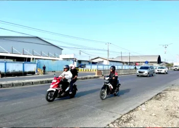 Arus lalu lintas terlihat lancar di jalur Pantura Jateng, tepatnya di Kecamatan Sayung, Kabupaten Demak, Jawa Tengah, yang selama ini tergenang rob. (ANTARA)