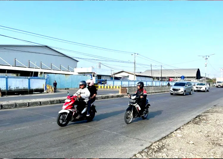 Pompa Air Tetap Siaga Meski Rob di Sayung Demak sudah Surut 25 Arus lalu lintas terlihat lancar di jalur Pantura Jateng, tepatnya di Kecamatan Sayung, Kabupaten Demak, Jawa Tengah, yang selama ini tergenang rob. (ANTARA)