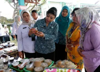 Ketua Tim Penggerak Pemberdayaan dan Kesejahteraan Keluarga (TP PKK) Kota Salatiga, Retno Robby Hernawan mengecek makanan yang dijajakan di Warung Penting Melati Blotongan, Kecamatan Sidorejo, belum lama ini. (Dok. Prokompim Setda Salatiga/Lingkarjateng.id)
