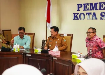 Wali Kota Salatiga Robby Hernawan bersama jajaran instansi terkait menghadiri rapat koordinasi pembangunan akses keluar-masuk tol atau ramp on/off Exit Tol Pattimura di Ruang Kalitaman, Setda Salatiga, Selasa 1 Juli 2025. (Dok. Prokompim Setda Salatiga)