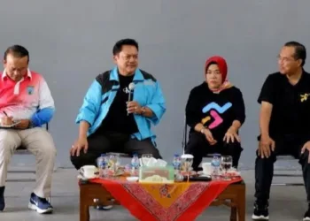 Wali Kota Salatiga Robby Hernawan (dua dari kiri) saat berdialog dengan jajaran OPD di Kantor Kelurahan Kecandran, Kecamatan Sidomukti, Jumat 4 Juli 2025. (Dok. Prokompim Setda Salatiga)