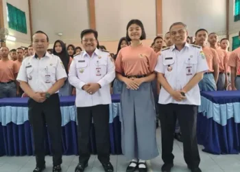 Siswi SMA Negeri 3 Salatiga Anindya Putri Aprilia foto bersama dengan Wali Kota Salatiga Robby Hernawan saat menghadiri kegiatan Orientasi Calon Paskibraka Kota Salatiga Tahun 2025 di Aula Kecamatan Sidomukti, Rabu, Juli 2025. (Dok. Prokompim Setda Salatiga)