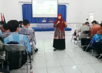 Anggota Komisi E DPRD Provinsi Jawa Tengah Ida Nurul Farida memaparkan 7 kebiasaan anak hebat pada kegiatan Dewan mengajar di MPLS SMAN 3 Salatiga, Rabu, 16 Juli 2025. (Angga Rosa/Lingkarjateng.id)
