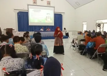 Anggota Komisi E DPRD Provinsi Jawa Tengah Ida Nurul Farida memaparkan 7 kebiasaan anak hebat pada kegiatan Dewan Mengajar di MPLS SMAN 3 Salatiga, Rabu, 16 Juli 2025. (Angga Rosa/Lingkarjateng.id)