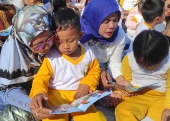 Sejumlah ibu-ibu membacakan cerita kepada anaknya pada acara rangkaian peringatan HUT ke-1.275 Kota Salatiga di alun-alun Pancasila, Sabtu 19 Juli 2025. (Dok. Pribadi/Lingkarjateng.id)