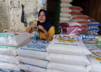 Salah seorang pedagang beras di Pasar Blauran Salatiga saat menunggu konsumen, belum lama ini. (Angga Rosa/Lingkarjateng.id)