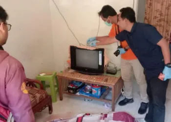 Petugas Polres Salatiga memeriksa rumah lansia yang ditemukan lansia di Tritis Baru, Kelurahan Sidorejo Kidul, Kecamatan Tingkir, Selasa, 22 Juli 2025. (Dok. Polres Salatiga)