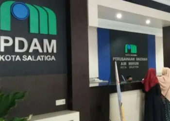 Sejumlah pelanggan PDAM Salatiga saat membayar tagihan rekening air bersih, belum lama ini. (Angga Rosa/Lingkarjateng.id)