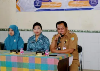 Kepala DPUPR Kota Salatiga Syahdani Onang Prastowo memaparkan program Salatiga SAKTI sosialisasi di Aula Kelurahan Bugel, Kecamatan Sidorejo, Selasa, 22 Juli 2025. (Dok. Prokompim Setda Salatiga)