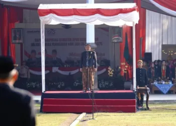Wali Kota Salatiga Robby Hernawan saat memimpin upacara peringatan Hari Jadi ke-1275 Kota Salatiga di Lapangan Pancasila Salatiga, Kamis, 24 Juli 2025. (Dok. Prokompim Setda Salatiga)