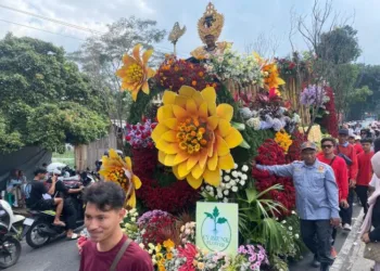 Meriahnya Festival Bunga Bandungan, yang diikuti oleh 25 peserta dari tiga kecamatan dan pihak swasta lainnya di agenda tahunan Pemkab Semarang itu pada Minggu, 13 Juli 2025. (Hesty Imaniar/Lingkarjateng.id)