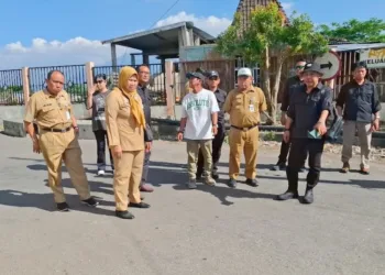 Jajaran Komisi B DPRD Kabupaten Semarang saat meninjau langsung kondisi lahan parkir di Pasar Projo Ambarawa, Kamis, 24 Juli 2025. (Hesty Imaniar/Lingkarjateng.id)