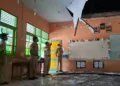 Plt Kepala SDN Kawengen 02 dan para guru saat menunjukkan atap ruang kelas yang rusak. (Hesty Imaniar/Lingkarjateng.id)