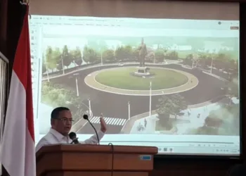 Bupati Pati Sudewo memberikan penjelasan terkait rencana pembangunan bundaran di perempatan Pasar Yaik, Rabu, 2 Juli 2025. (Mutia Parasti/Lingkarjateng.id)