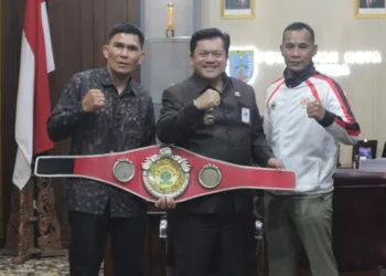 Atlet tinju Rivo (kiri) foto bersama dengan Wali Kota Robby Hernawan di Kantor Pemkot Salatiga, Senin, 14 Juli 2025. (Dok. Prokompim Setda Salatiga)