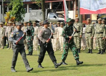 Sejumlah personil TNI, Polri dan Linmas saat mengikuti upacara pembukaan program TMMD Sengkuyung tahap 3 tahun 2025 di Kantor Kecamatan Sidomukti, Salatiga, belum lama ini. (Dok. Promkompim Setda Salatiga)
