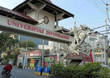 UNDIP Masuk 10 Besar Nasional dalam Pemeringkatan Webometrics Juli 2025 25 Kampus UNDIP Semarang. (Rizky Syahrul/Lingkarjateng.id)