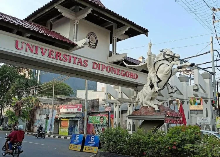 UNDIP Masuk 10 Besar Nasional dalam Pemeringkatan Webometrics Juli 2025 25 Kampus UNDIP Semarang. (Rizky Syahrul/Lingkarjateng.id)