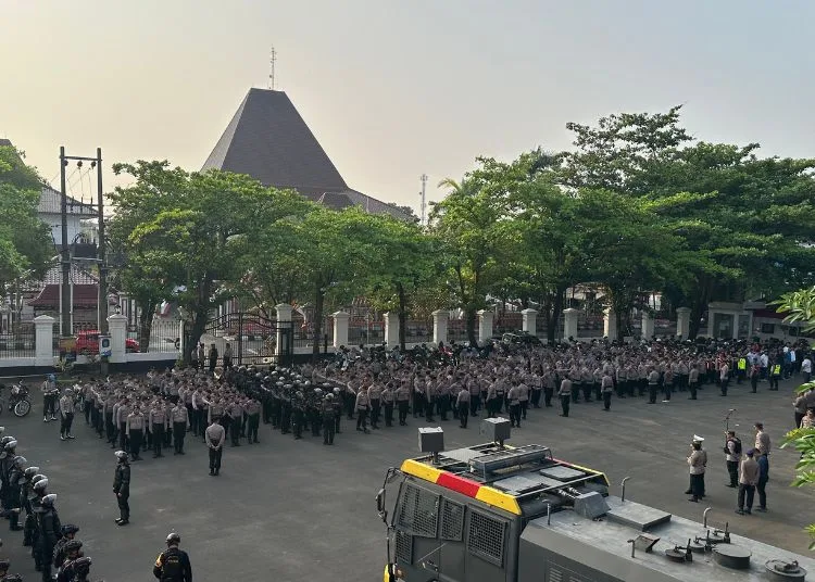 1.245 Personel Gabungan Amankan Aksi Warga Pati Kirim Surat ke KPK 25 APEL: Suasana apel persiapan pengamanan aksi pengiriman surat ke KPK di halaman Setda Pati pada Senin, 15 Agustus 2025. (Lingkar Network/Lingkarjateng.id)