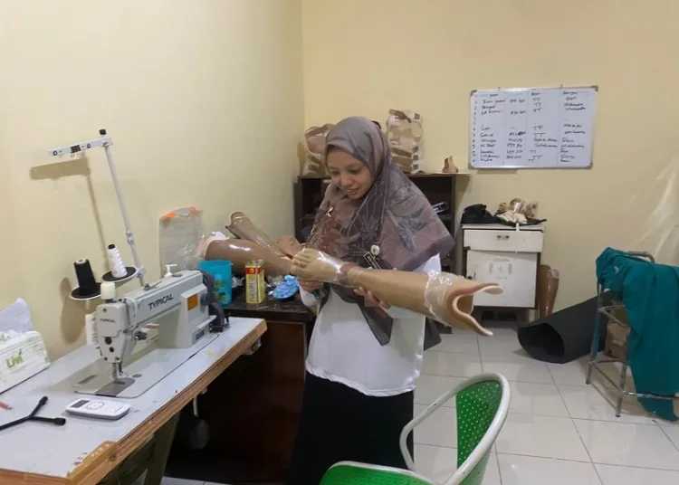RSUD dr. Loekmono Hadi Kudus Jadi Rujukan Layanan Kaki Palsu di Pantura Timur 25 Seorang perawatRSUD dr. Loekmono Hadi Kudus sedang menyiapkan kaki palsu untuk pasien. (Fahtur Rohman/Lingkarjateng.id)