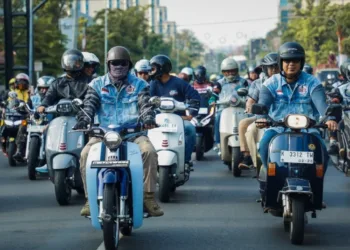 TOURING: Gubernur Jawa Tengah Ahmad Luthfi (kiri) dan Wakil Gubernur Taj Yasin (kanan) bersama anggota Jateng Bikers Community (JBT) motoran dari Semarang ke  Demak untuk salurkan bantuan bagi warga terdampak rob pada Sabtu, 23 Agustus 2025. (Lingkar Network/Lingkarjateng.id)