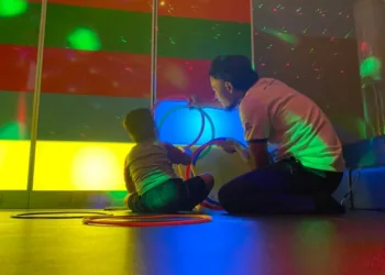 RSUD dr. Loekmono Hadi Kudus Optimalkan Terapi Snoezelen Atasi Gangguan Tumbuh Kembang Anak 25 Perawat tengah mengajak pasien balita di ruang Snoezelen terapi RSUD dr. Lokemono Hadi Kudus. (Fahtur Rohman/Lingkarjateng.id)