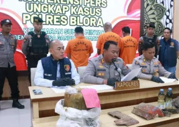 3 Orang Jadi Tersangka Kasus Ledakan Sumur Minyak di Blora 30 Kapolres Blora AKBP Wawan Andi Susanto memimpin konferensi pers penetapan tersangkan kasus ledakan sumur minyak ilegal pada Kamis, 28 Agustus 2025. (Eko Wicaksono/Lingkarjateng.id)